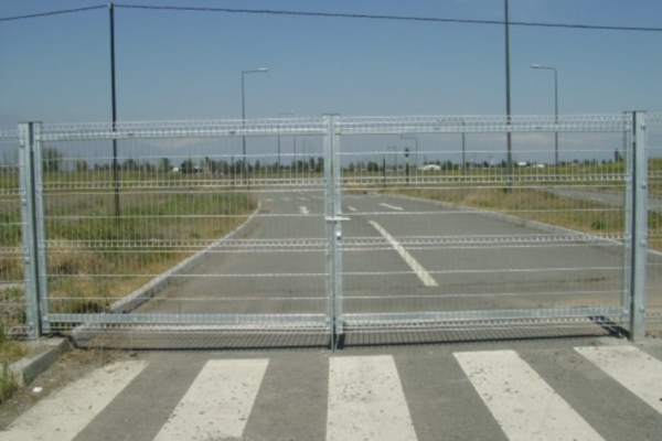 Portón abatir dos hojas. 1,8x4m Galvanizada